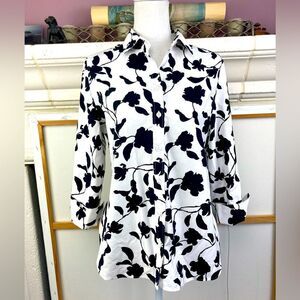 Chicos Dramatic No Iron chic stretch black roses white background shirt oversize